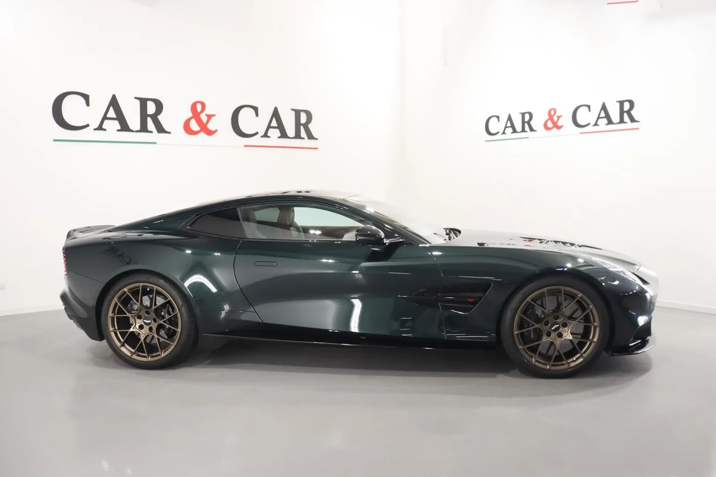 2025 Aston Martin Vanquish angeboten von einem Supersportwagenhändler in Zibido San Giacomo, Italien, Foto 3 von 15