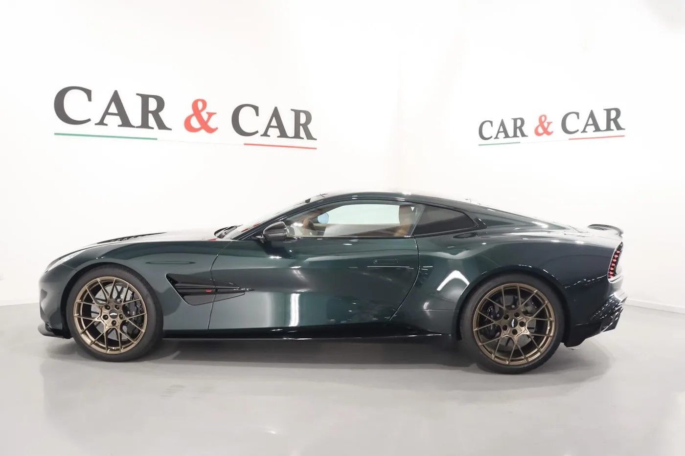 2025 Aston Martin Vanquish angeboten von einem Supersportwagenhändler in Zibido San Giacomo, Italien, Foto 4 von 15
