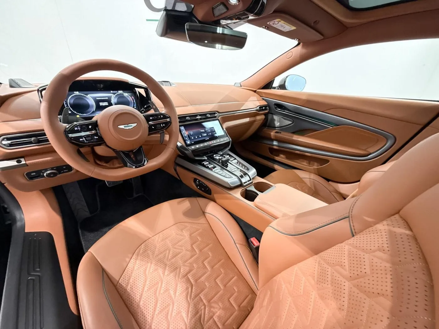 2025 Aston Martin Vanquish angeboten von einem Supersportwagenhändler in Zibido San Giacomo, Italien, Foto 8 von 15