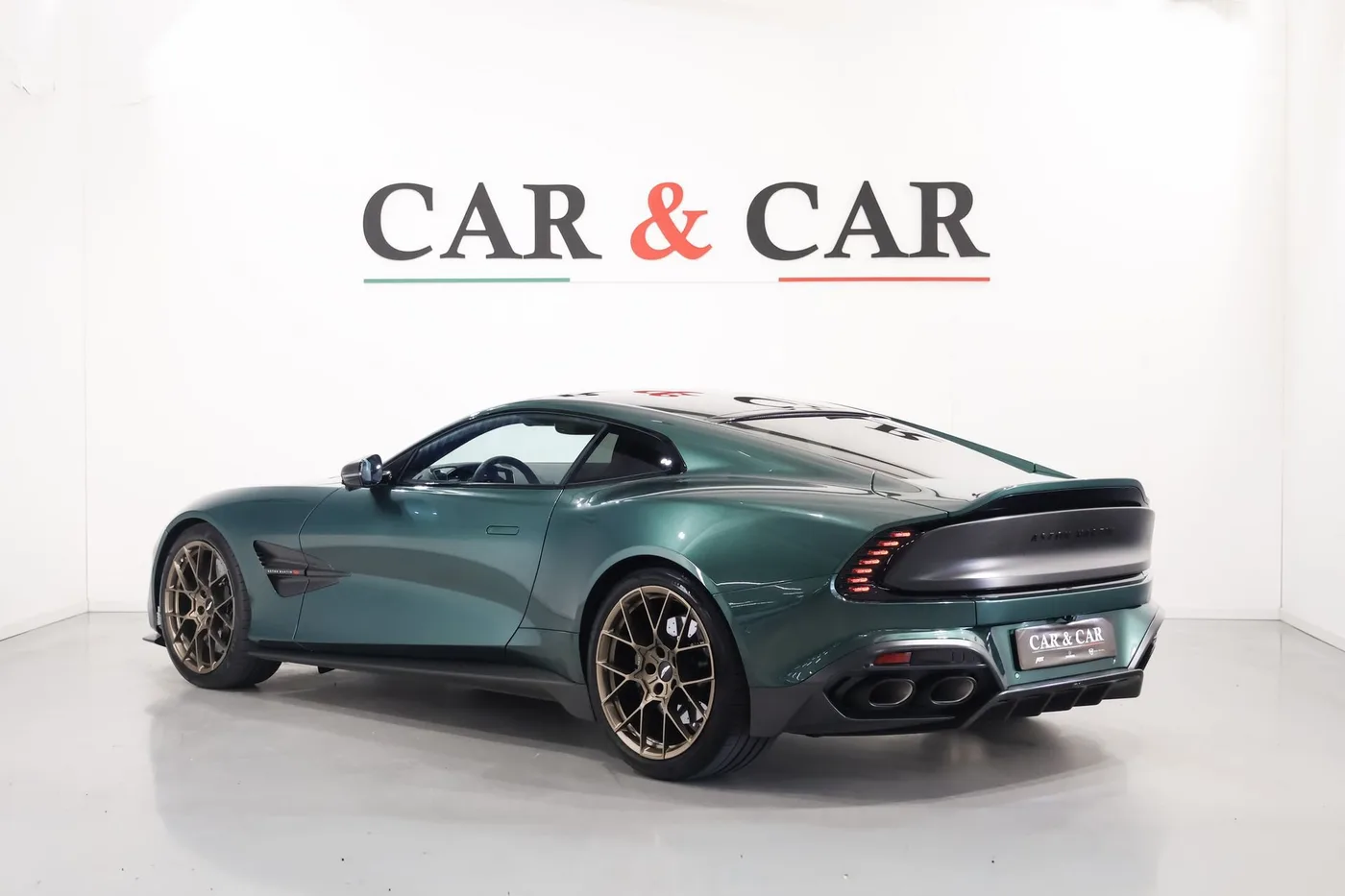 2025 Aston Martin Vanquish angeboten von einem Supersportwagenhändler in Zibido San Giacomo, Italien, Foto 2 von 25