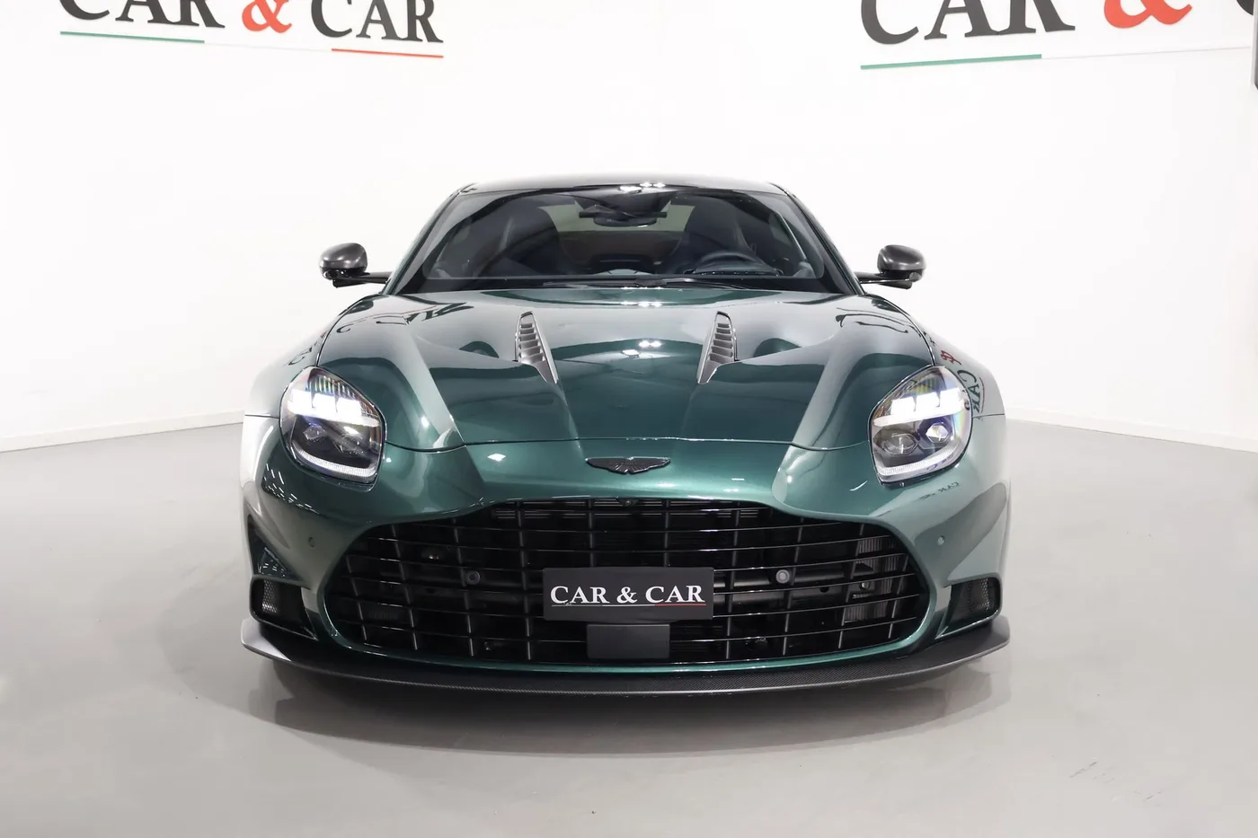 2025 Aston Martin Vanquish angeboten von einem Supersportwagenhändler in Zibido San Giacomo, Italien, Foto 3 von 25