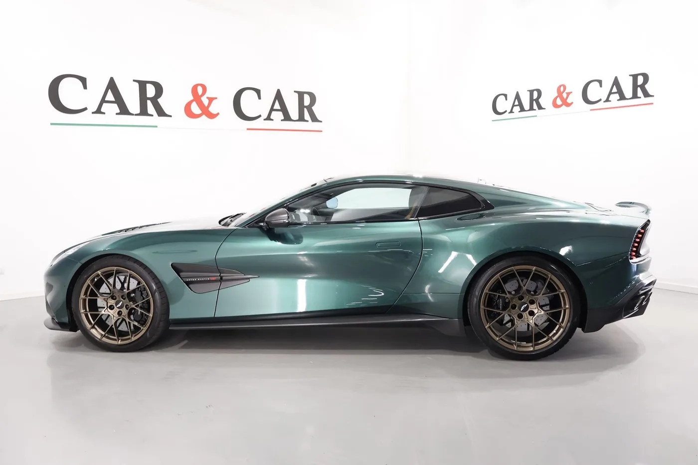 2025 Aston Martin Vanquish angeboten von einem Supersportwagenhändler in Zibido San Giacomo, Italien, Foto 5 von 25