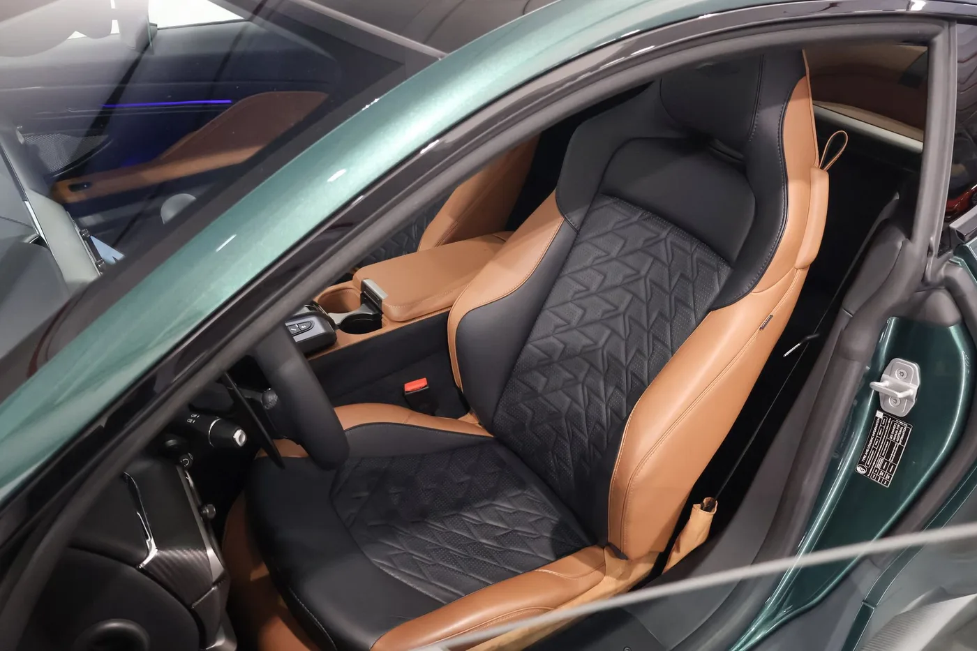 2025 Aston Martin Vanquish angeboten von einem Supersportwagenhändler in Zibido San Giacomo, Italien, Foto 9 von 25