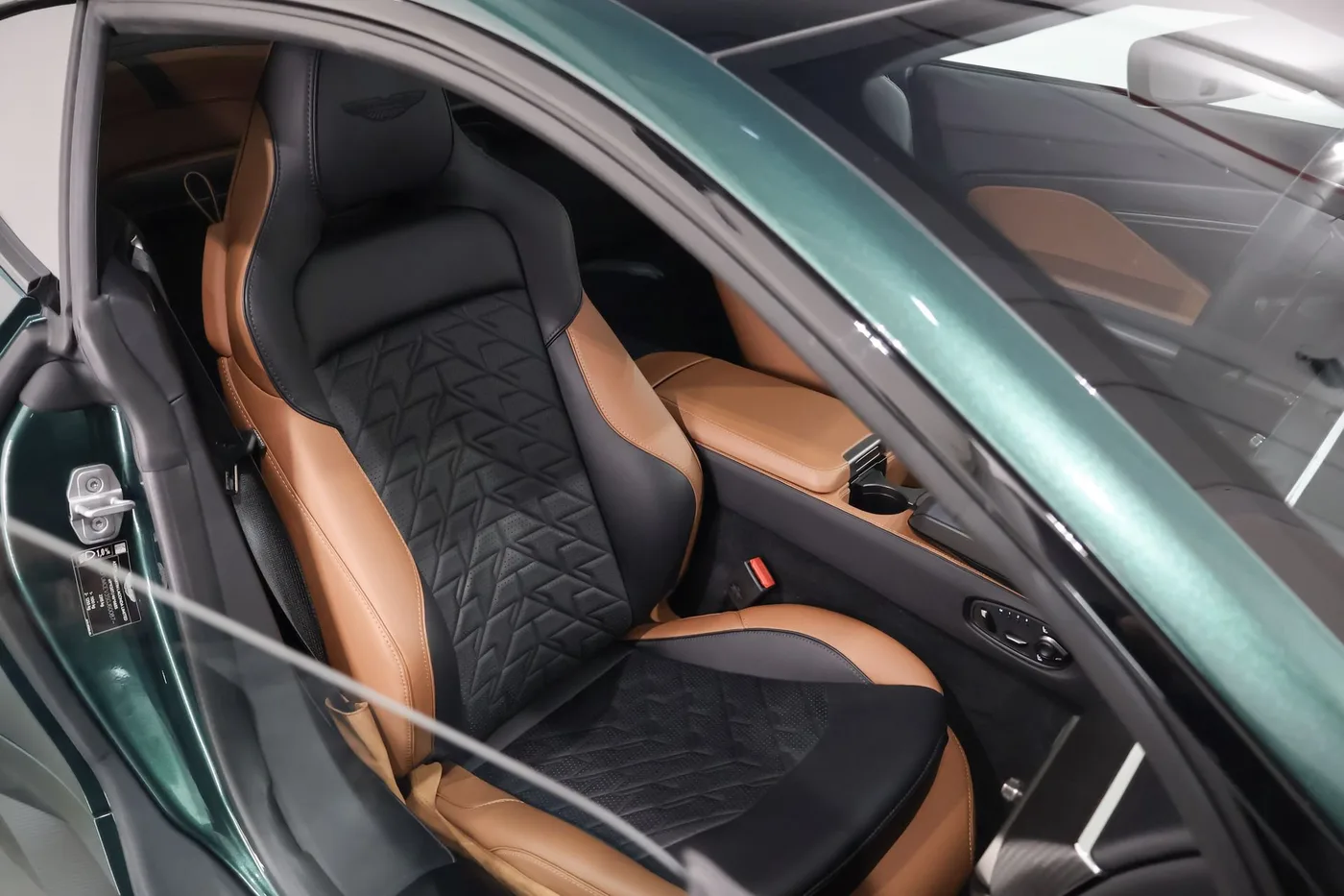 2025 Aston Martin Vanquish angeboten von einem Supersportwagenhändler in Zibido San Giacomo, Italien, Foto 10 von 25