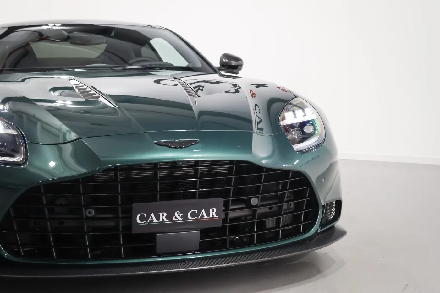 2025 Aston Martin Vanquish angeboten von einem Supersportwagenhändler in Zibido San Giacomo, Italien, Foto 13 von 25