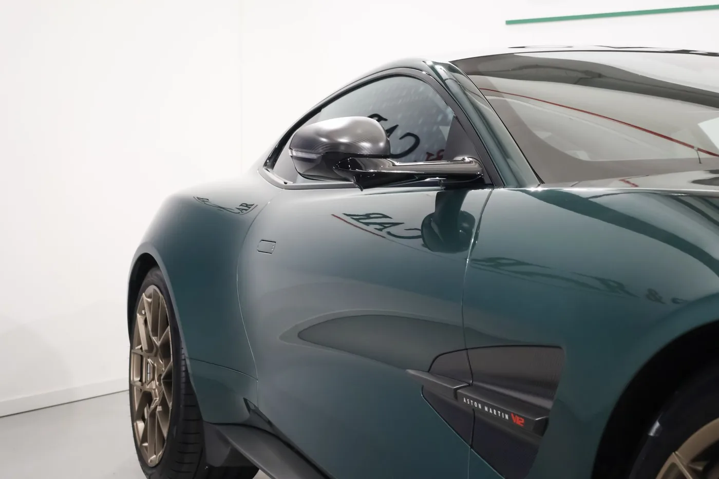 2025 Aston Martin Vanquish angeboten von einem Supersportwagenhändler in Zibido San Giacomo, Italien, Foto 14 von 25