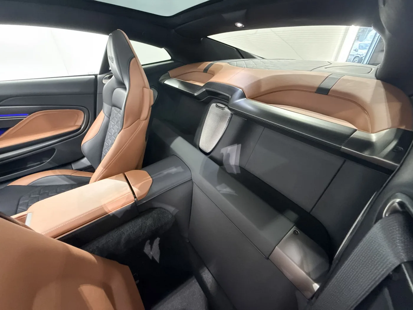 2025 Aston Martin Vanquish angeboten von einem Supersportwagenhändler in Zibido San Giacomo, Italien, Foto 22 von 25