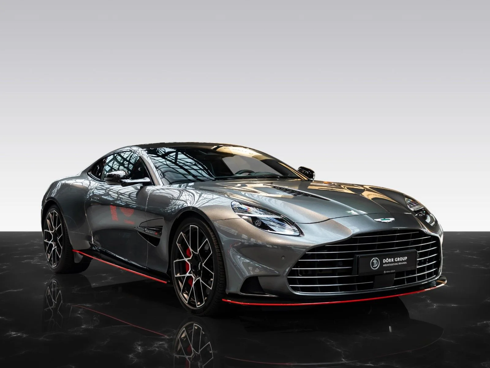2025 Aston Martin Vanquish proposée par un concessionnaire agréé à Düsseldorf, Allemagne, photo principale