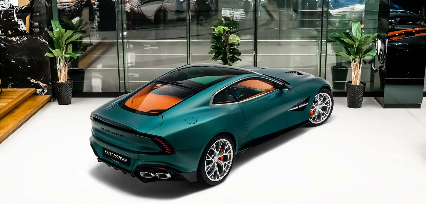 2025 Aston Martin Vanquish verkauft von einem Fachhändler in Dubai, Vereinigte Arabische Emirate, Außenansicht 2