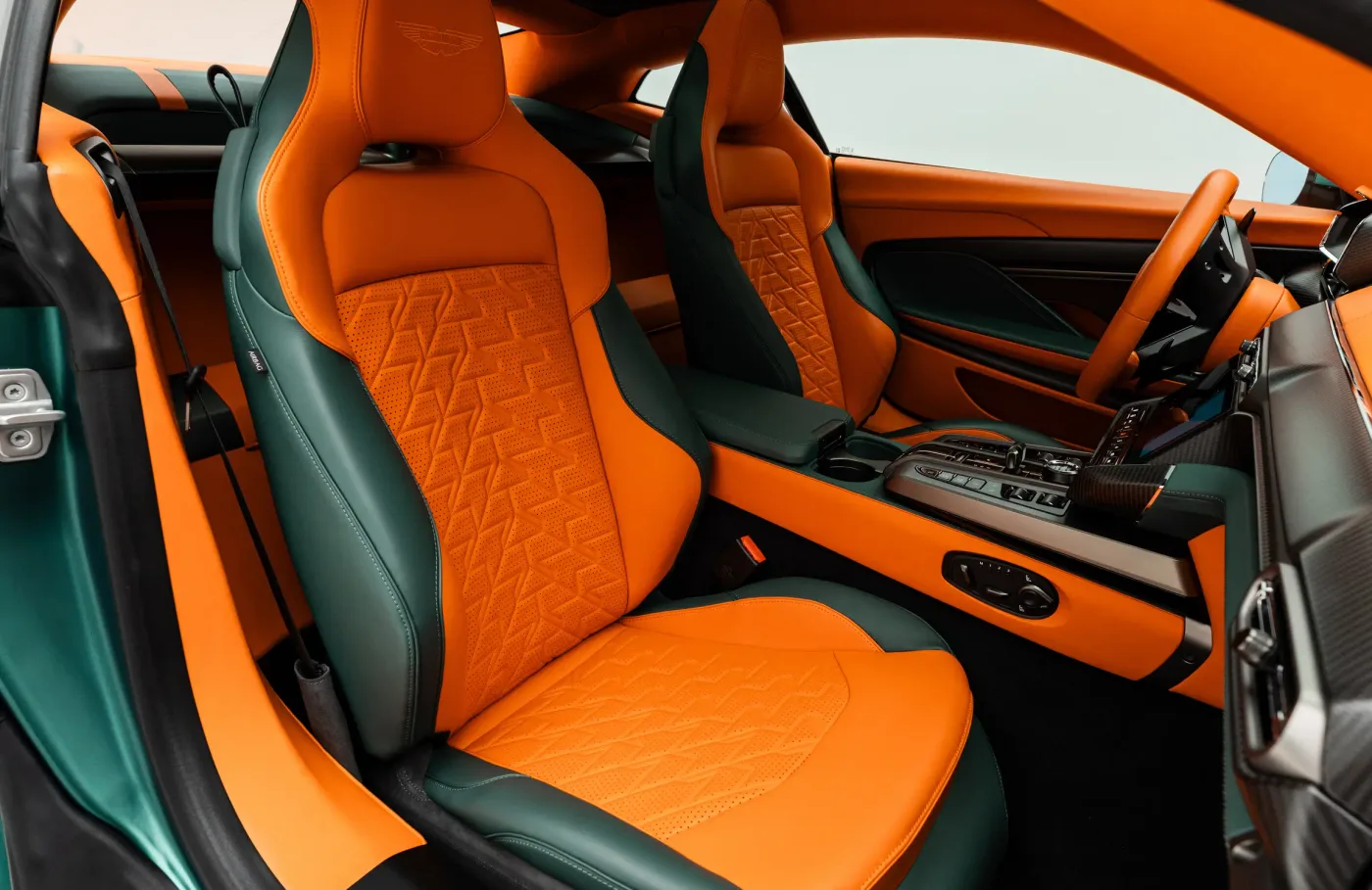 2025 Aston Martin Vanquish verkauft von einem Fachhändler in Dubai, Vereinigte Arabische Emirate, Foto 8 von 10