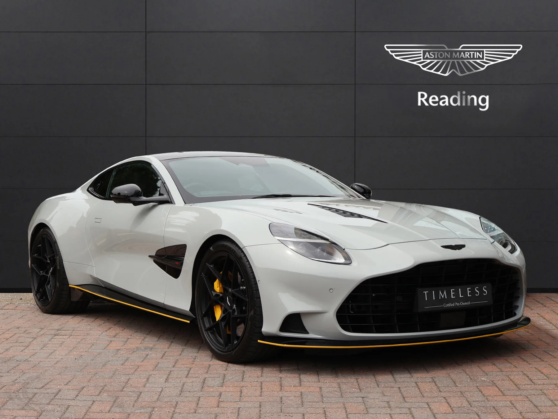 2025 Aston Martin Vanquish proposée par un groupe de concessions agréées à Pangbourne, Royaume-Uni, photo principale