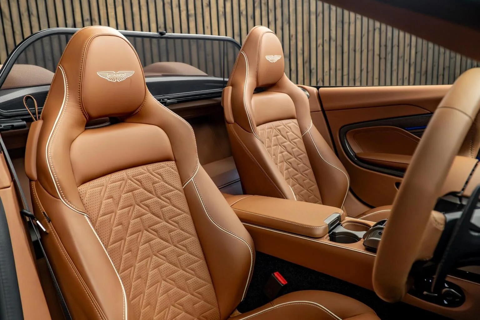 2025 Aston Martin Vanquish Volante, 2/30