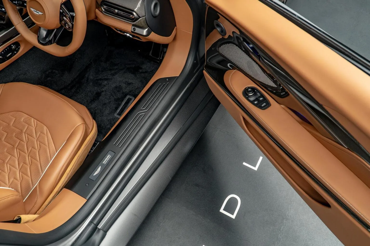 2025 Aston Martin Vanquish Volante, 27/30