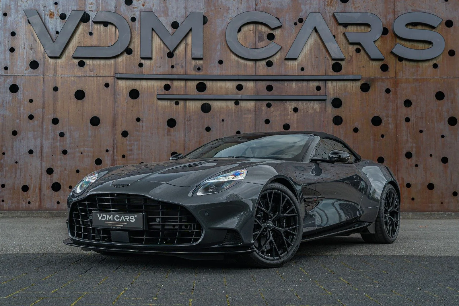 2025 Aston Martin Vanquish Volante, 2/30