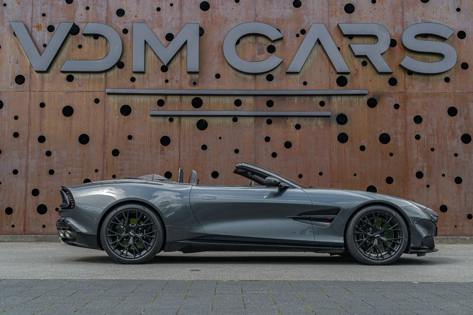 2025 Aston Martin Vanquish Volante, 8/30