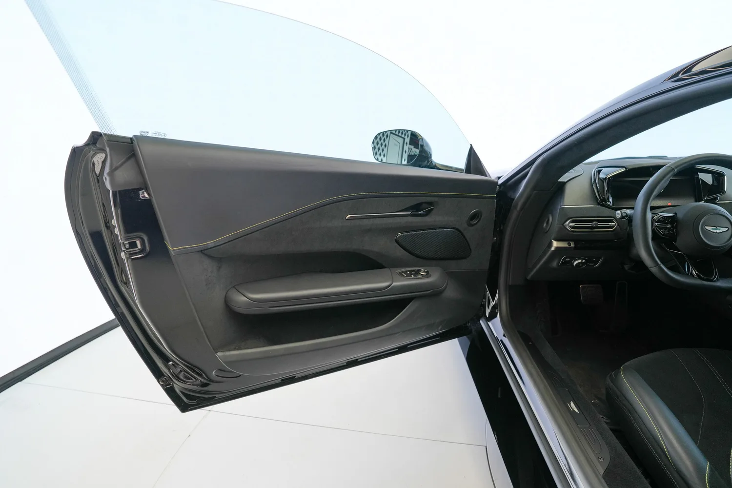 2025 Aston Martin Vantage, 2/16