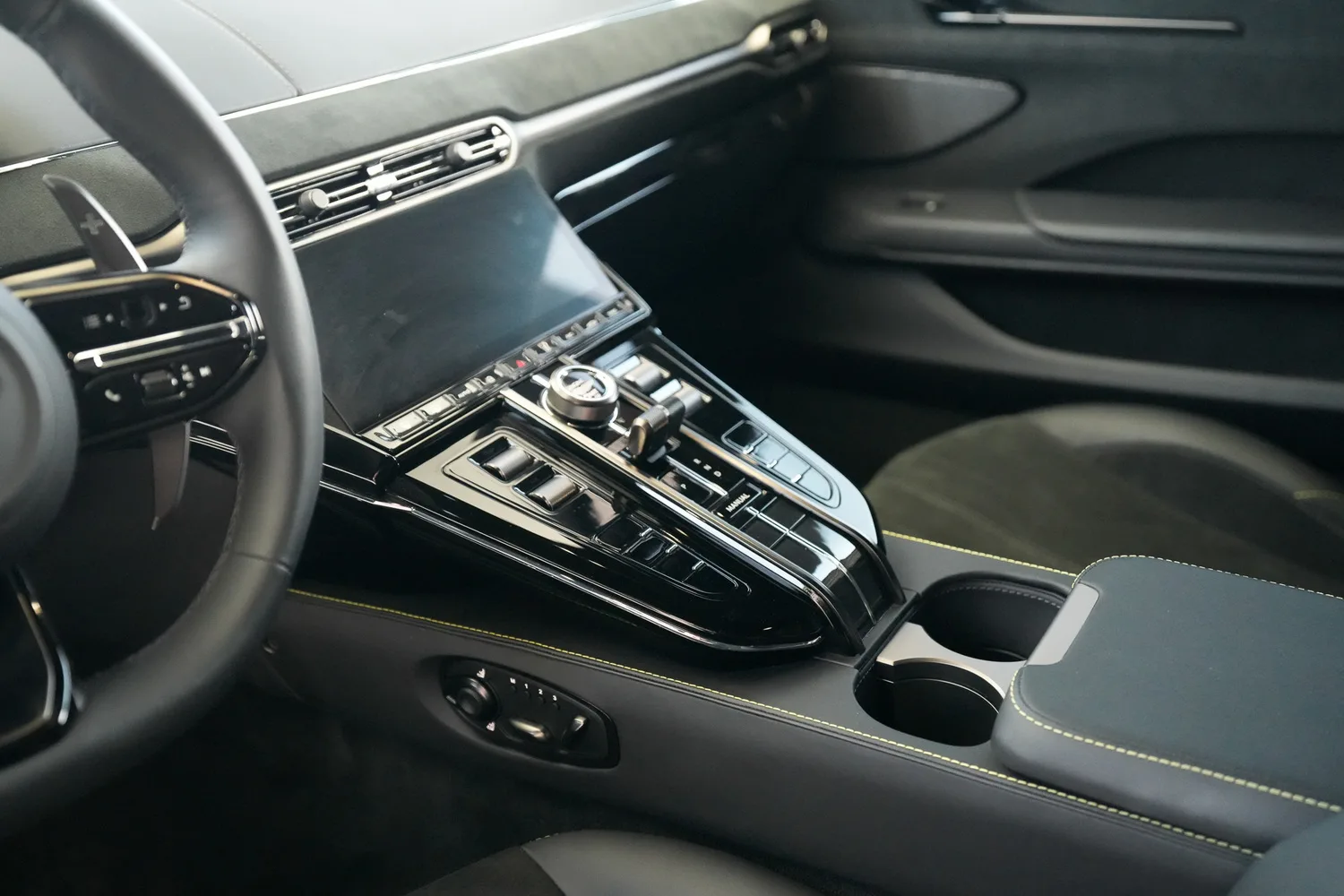 2025 Aston Martin Vantage, 4/16