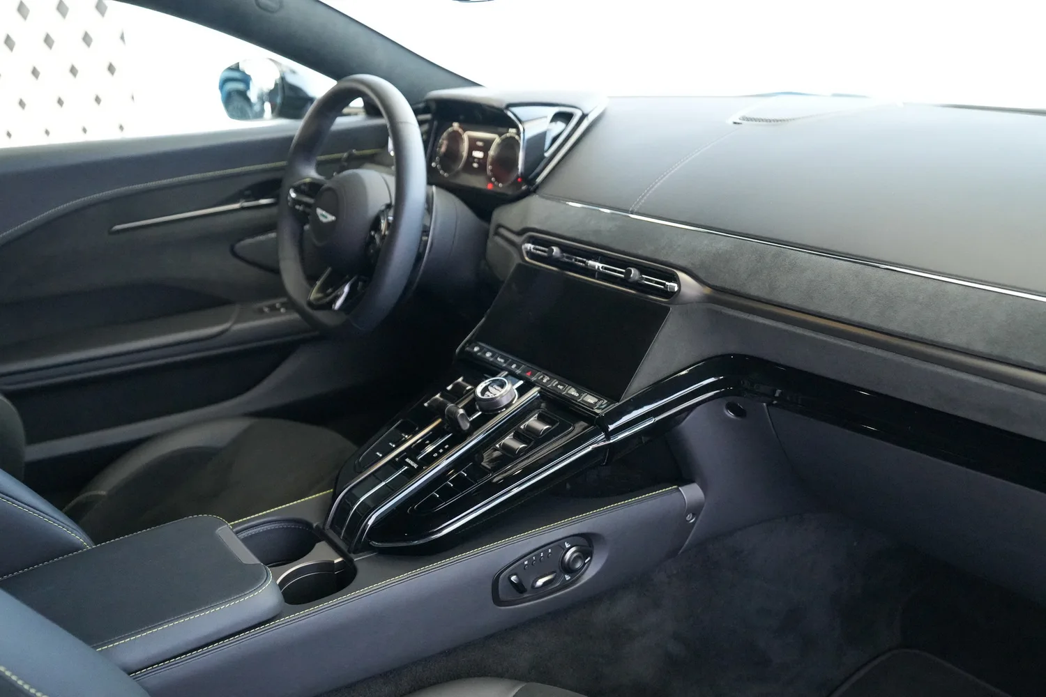 2025 Aston Martin Vantage, 8/16