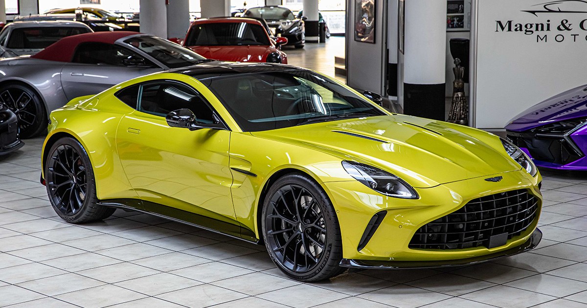 2025 Aston Martin Vantage proposée par un concessionnaire spécialisé à Milan, Italie, photo principale