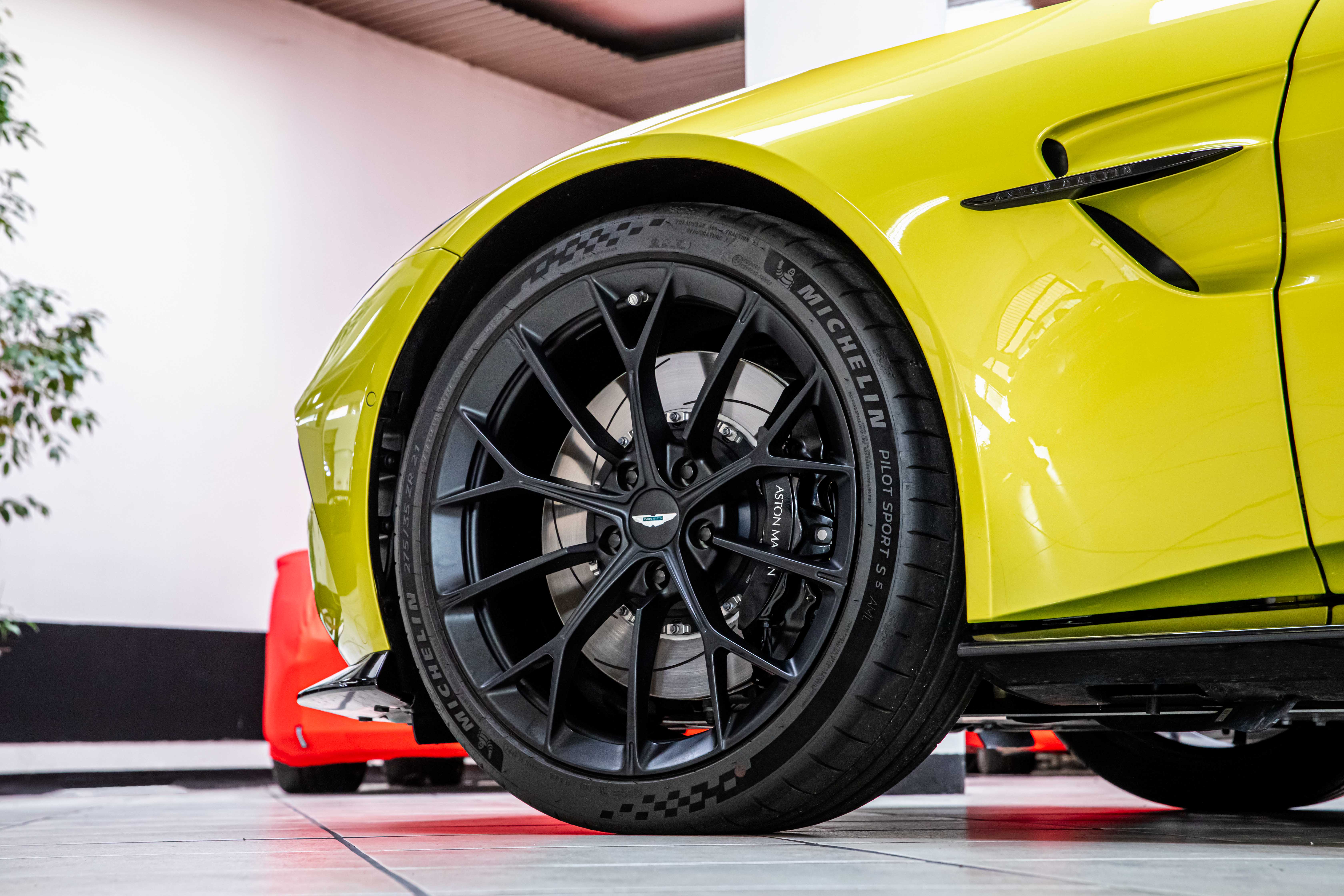 2025 Aston Martin Vantage angeboten von einem Fachhändler in Milan, Italien, Foto 13 von 20