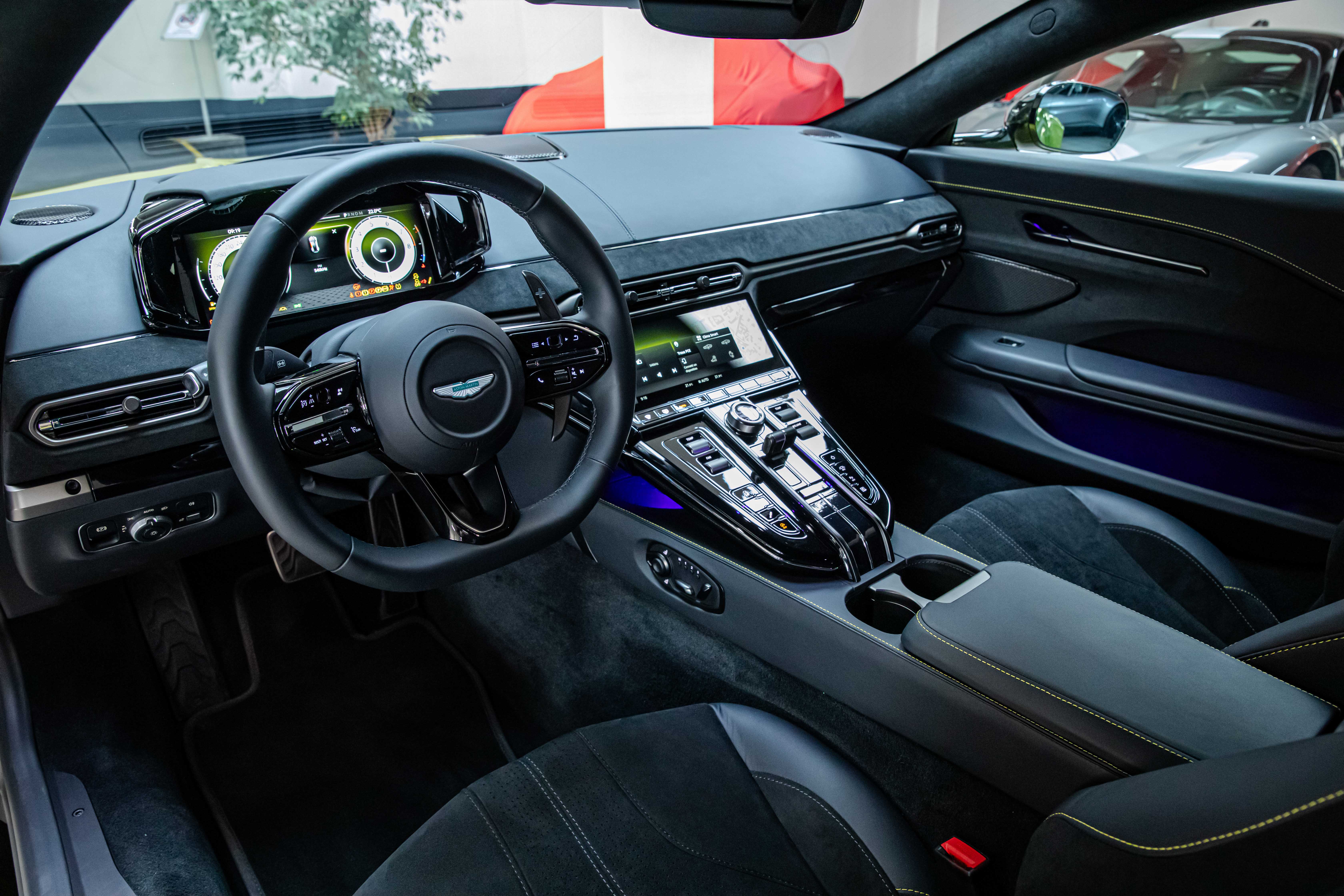 2025 Aston Martin Vantage angeboten von einem Fachhändler in Milan, Italien, Foto 17 von 20
