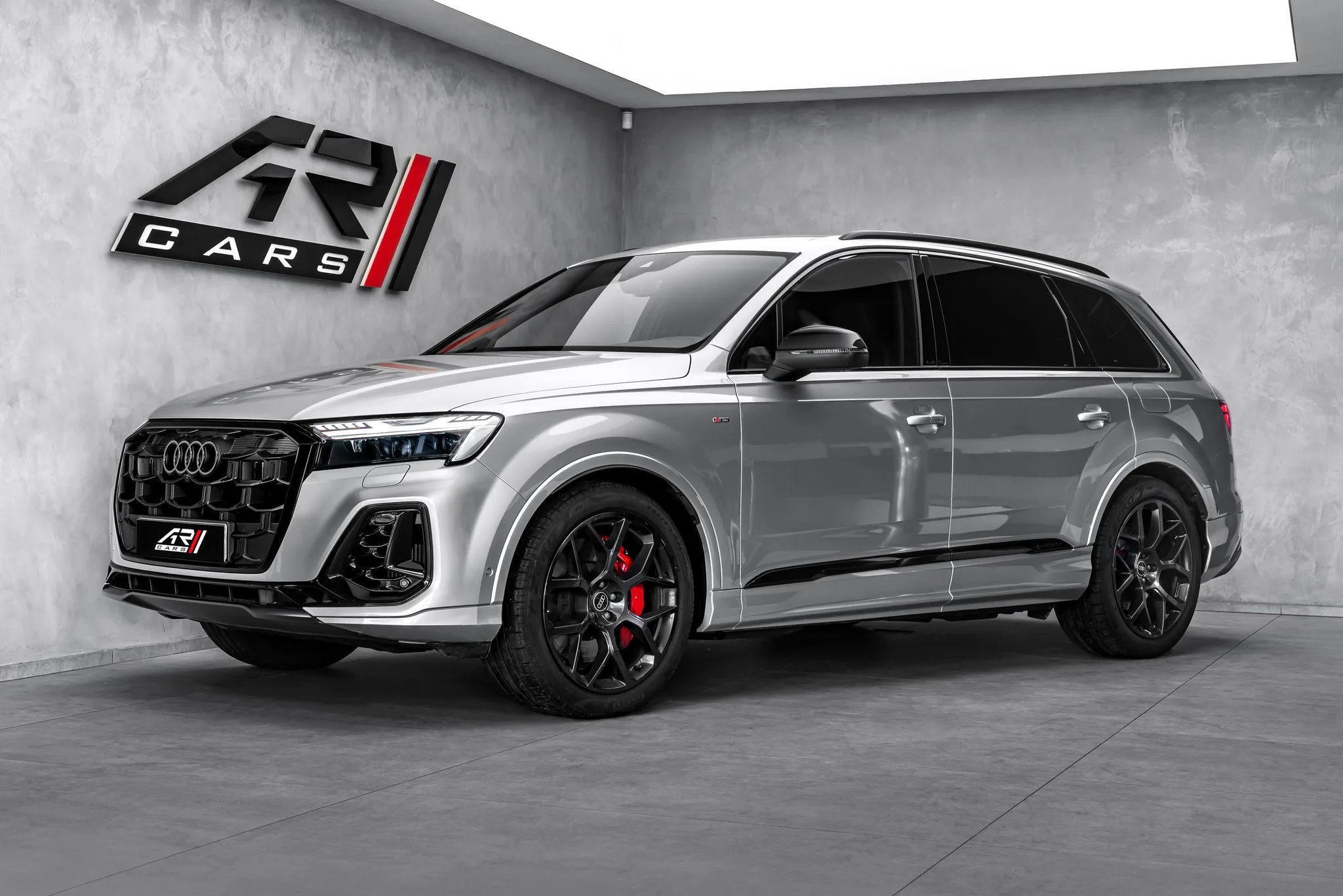 2025 Audi Q7 TFSI e, quattro, S line angeboten von einem Fachhändler in Ostrava, Tschechien, Hauptfoto