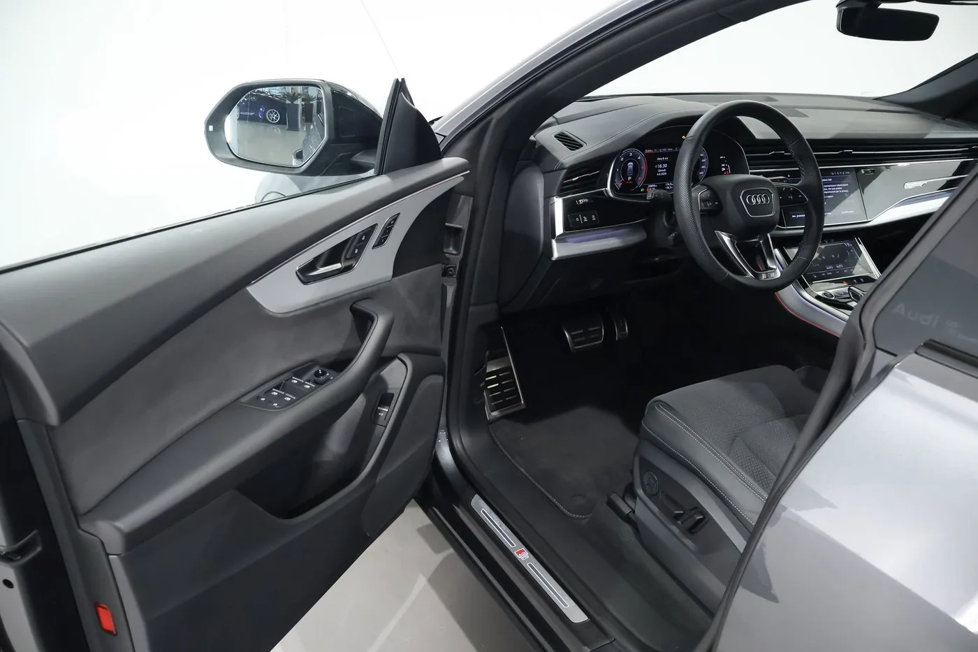 2025 Audi Q8 50 TDI, quattro, S line angeboten von einem Supersportwagenhändler in Zibido San Giacomo, Italien, Foto 8 von 25