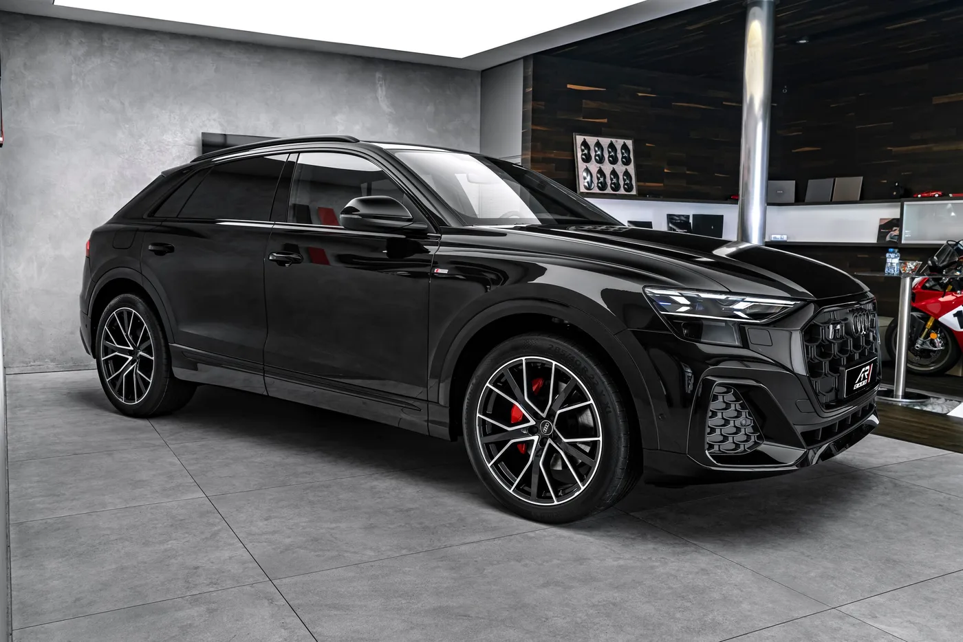 2025 Audi Q8 50 TDI, S line proposée par un concessionnaire spécialisé à Ostrava, Tchéquie, photo 4 sur 11