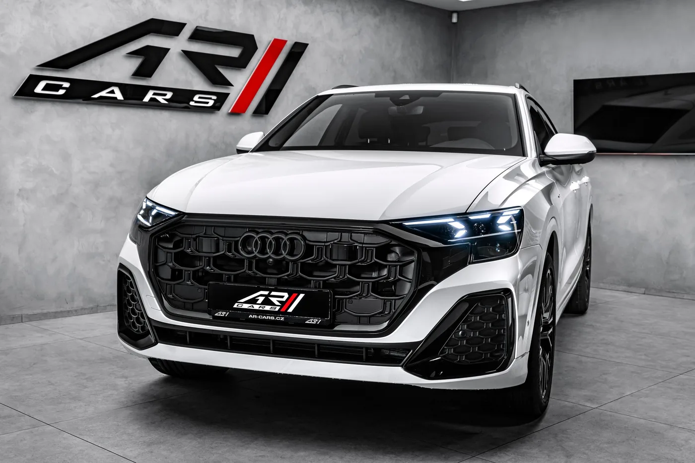 2025 Audi Q8 50 TDI, S line, tow bar angeboten von einem Fachhändler in Ostrava, Tschechien, Foto 3 von 15