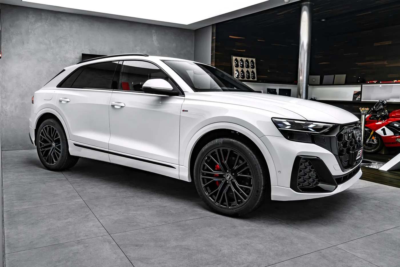 2025 Audi Q8 50 TDI, S line, tow bar angeboten von einem Fachhändler in Ostrava, Tschechien, Foto 4 von 15