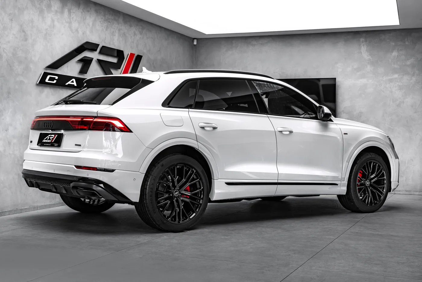 2025 Audi Q8 50 TDI, S line, tow bar angeboten von einem Fachhändler in Ostrava, Tschechien, Foto 5 von 15