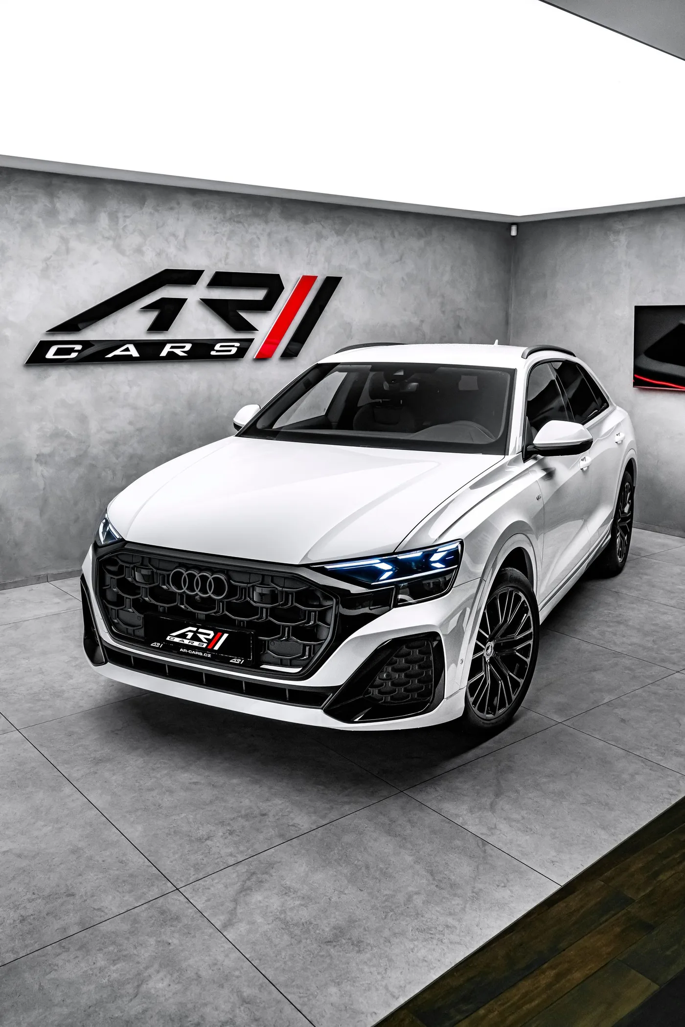 2025 Audi Q8 50 TDI, S line, tow bar angeboten von einem Fachhändler in Ostrava, Tschechien, Foto 8 von 15