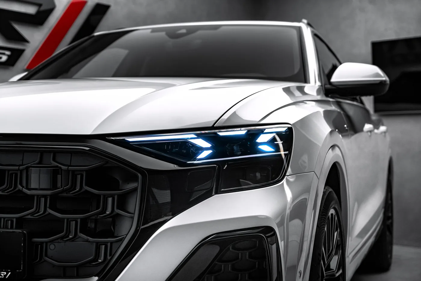 2025 Audi Q8 50 TDI, S line, tow bar angeboten von einem Fachhändler in Ostrava, Tschechien, Foto 9 von 15