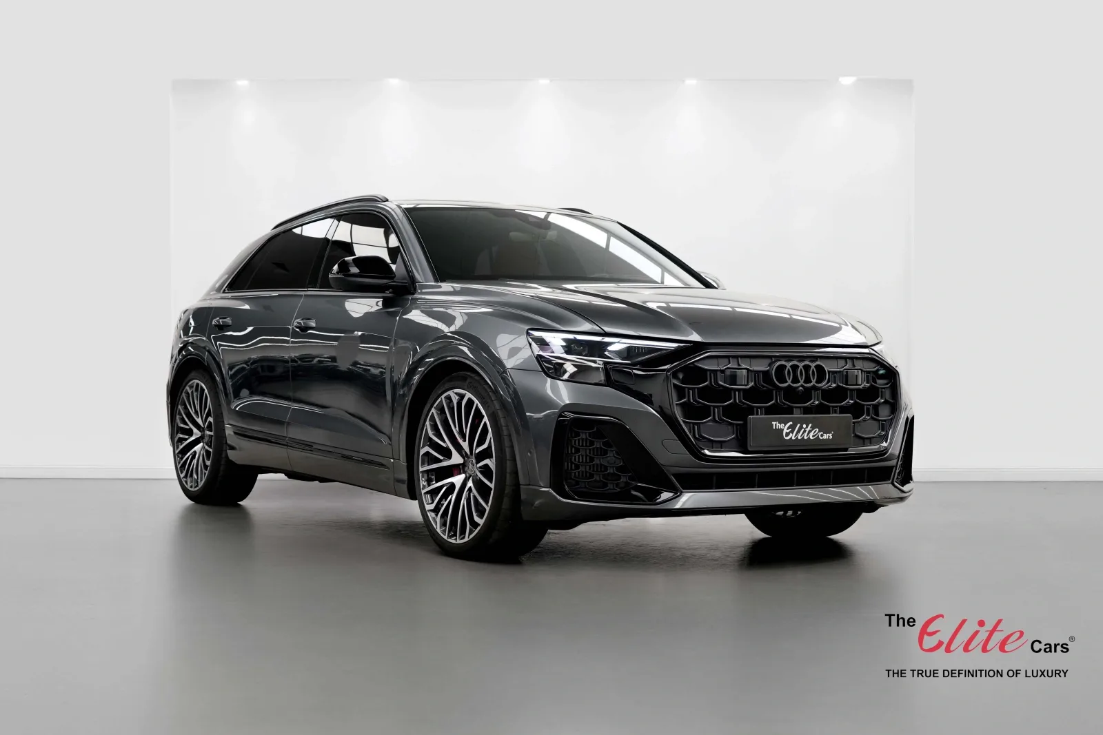 2025 Audi Q8 55 TFSI quattro S line angeboten von einem Fachhändler in Dubai, Vereinigte Arabische Emirate, Hauptfoto