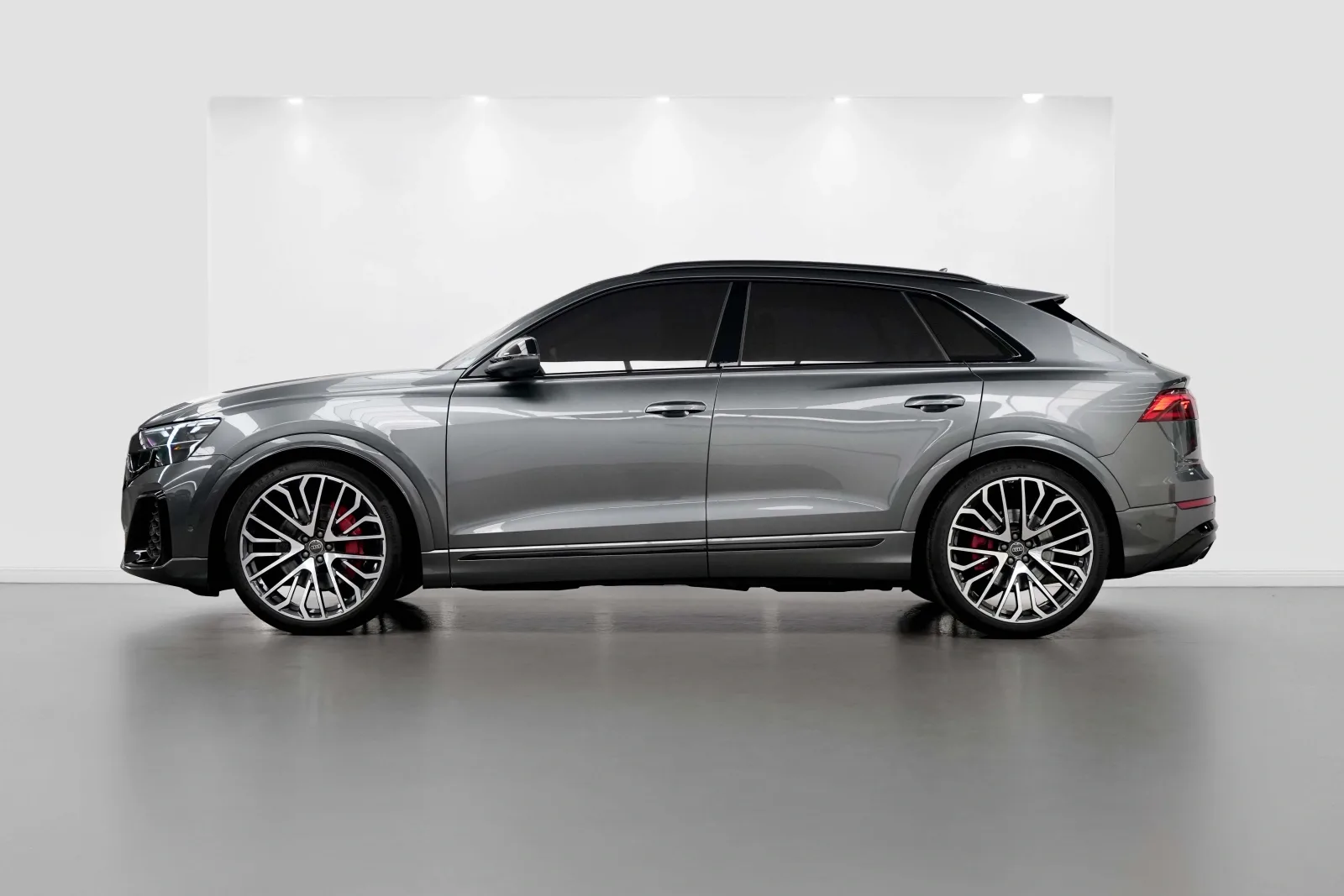 2025 Audi Q8 55 TFSI quattro S line, 2/17