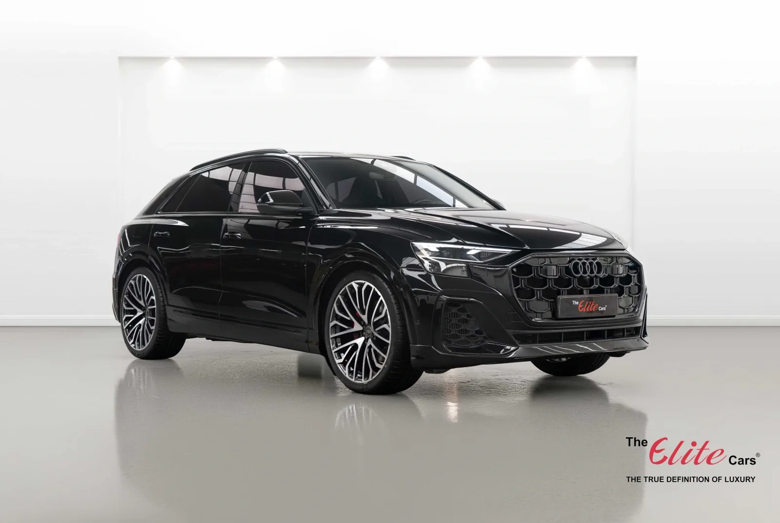 2025 Audi Q8 55 TFSI quattro S line angeboten von einem Fachhändler in Dubai, Vereinigte Arabische Emirate, Hauptfoto