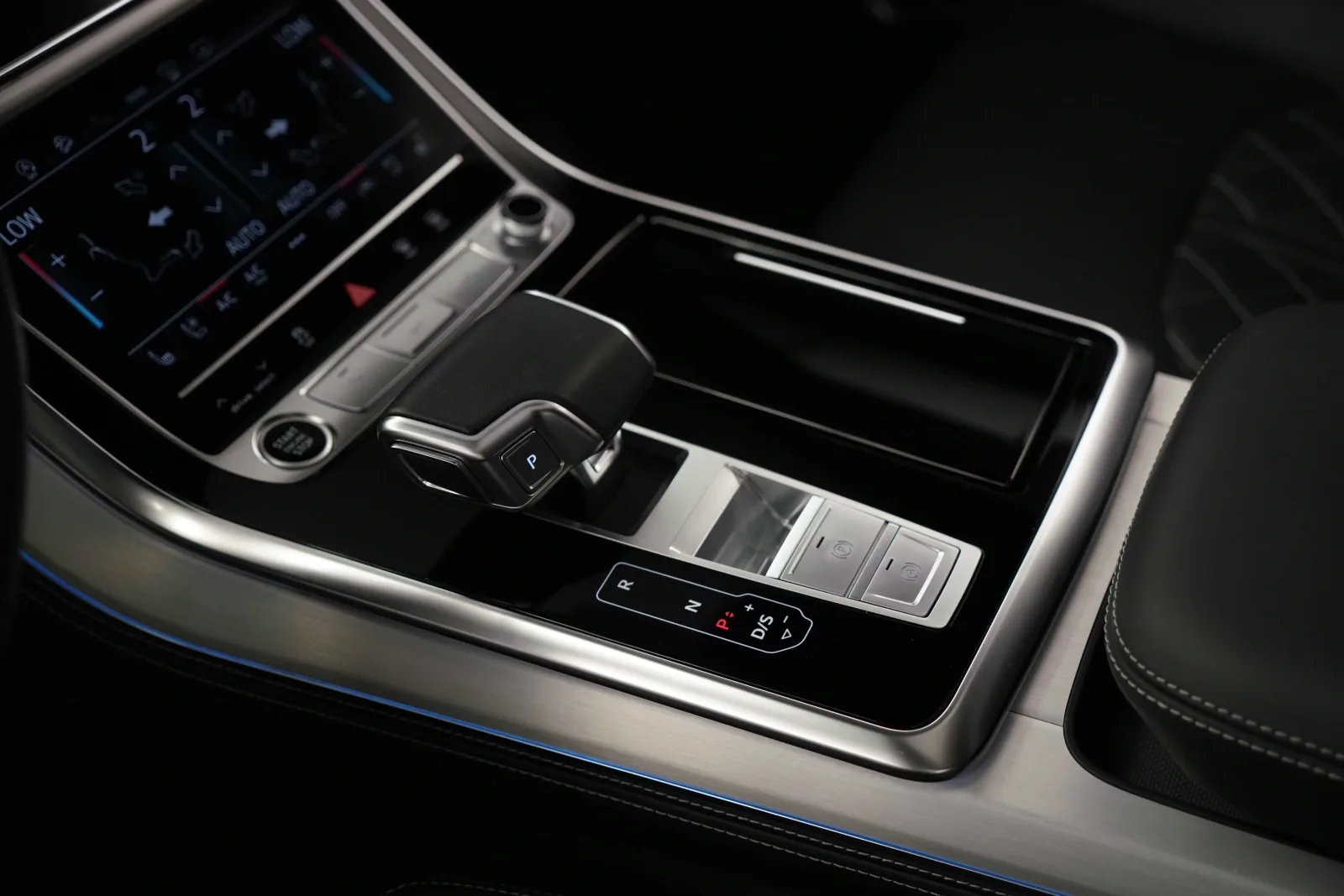 2025 Audi Q8 55 TFSI quattro S line, 10/15