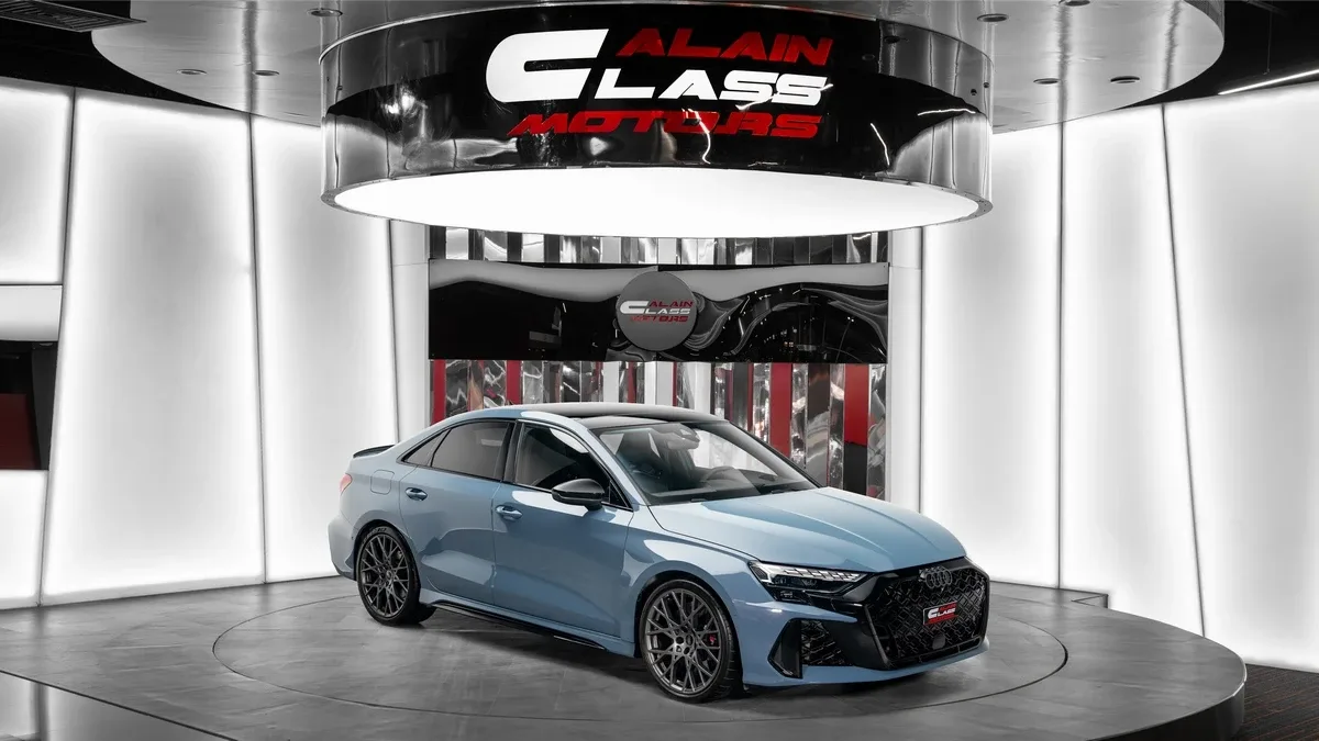 2025 Audi RS3 Sedan proposée par un concessionnaire spécialisé à Dubai, Émirats arabes unis, photo principale