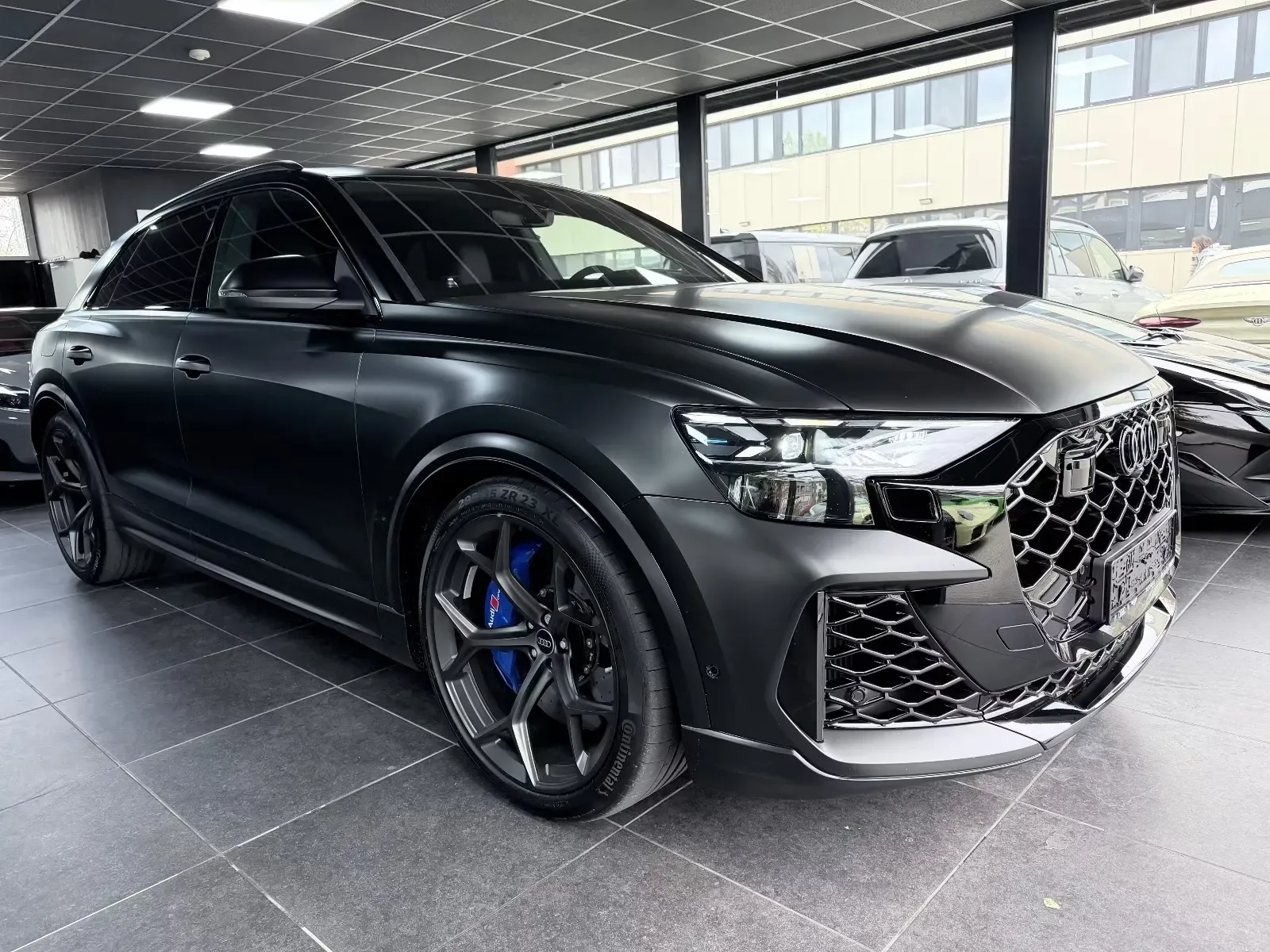 2025 Audi RS Q8 performance proposée par un concessionnaire spécialisé à Bratislava, Slovaquie, photo principale