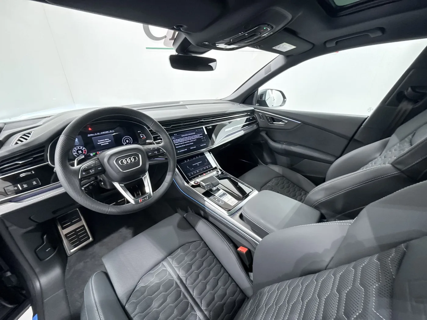 2025 Audi RS Q8 performance angeboten von einem Supersportwagenhändler in Zibido San Giacomo, Italien, Foto 13 von 25
