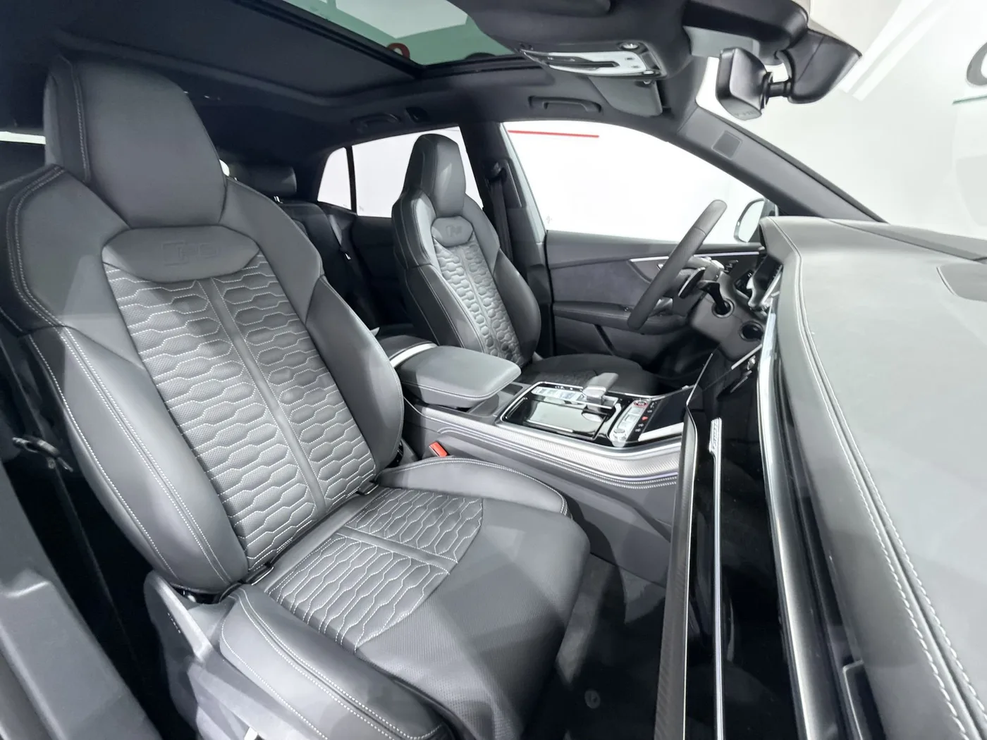 2025 Audi RS Q8 performance angeboten von einem Supersportwagenhändler in Zibido San Giacomo, Italien, Foto 16 von 25