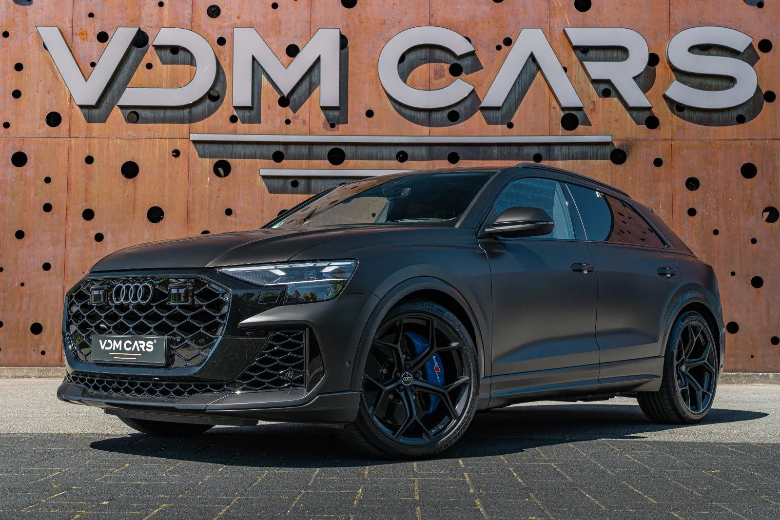 2025 Audi RS Q8 performance en un concesionario especializado de Gronau, Alemania, foto principal