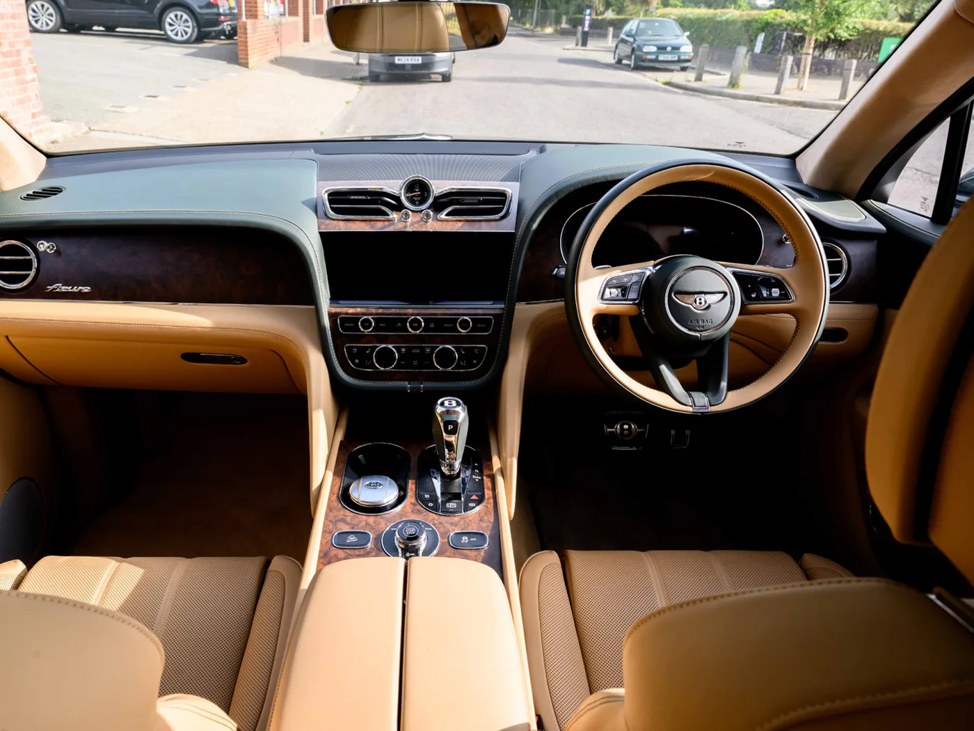 2025 Bentley Bentayga Azure angeboten von einer Vertragshändlergruppe in London, Vereinigtes Königreich, Foto 4 von 25