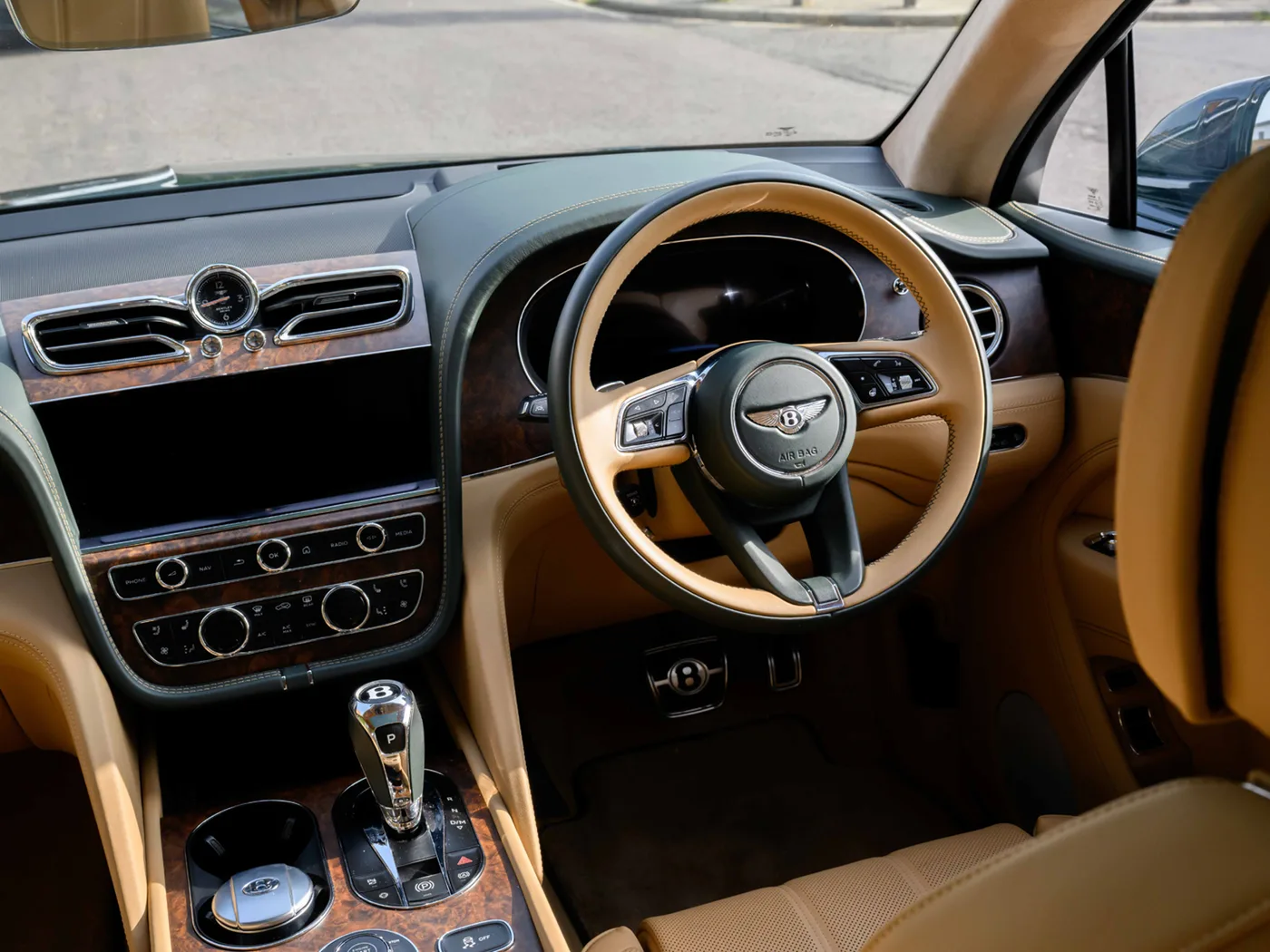 2025 Bentley Bentayga Azure angeboten von einer Vertragshändlergruppe in London, Vereinigtes Königreich, Foto 7 von 25