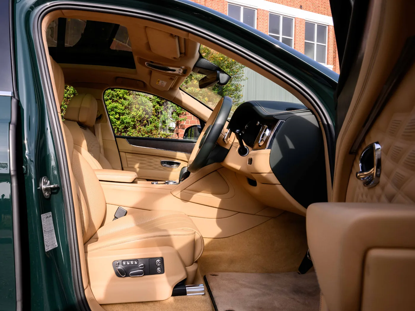2025 Bentley Bentayga Azure angeboten von einer Vertragshändlergruppe in London, Vereinigtes Königreich, Foto 12 von 25