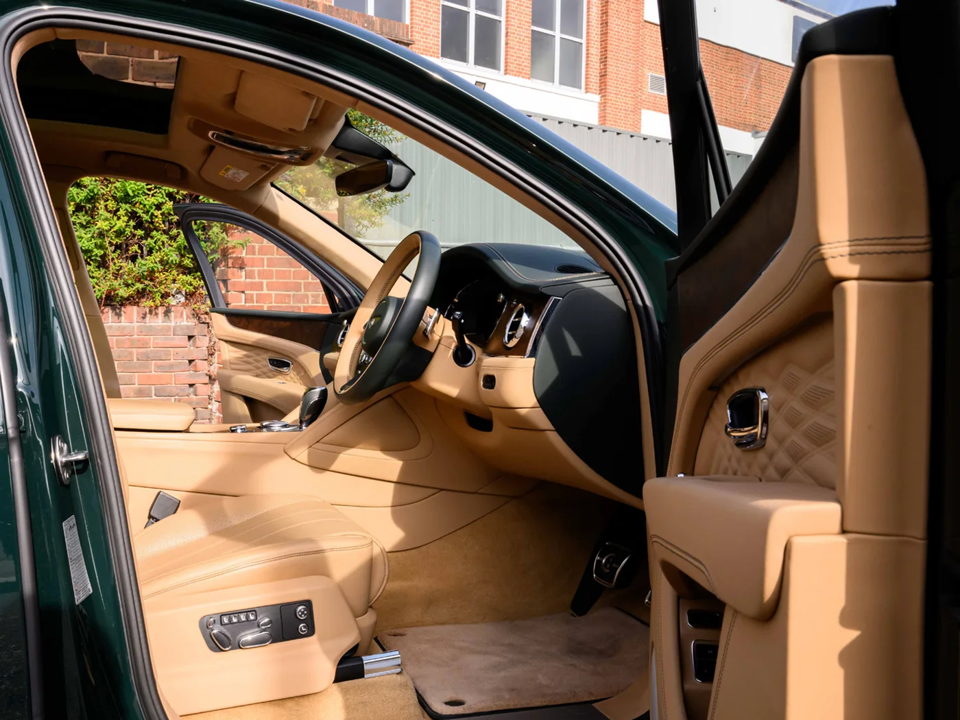 2025 Bentley Bentayga Azure angeboten von einer Vertragshändlergruppe in London, Vereinigtes Königreich, Foto 23 von 25
