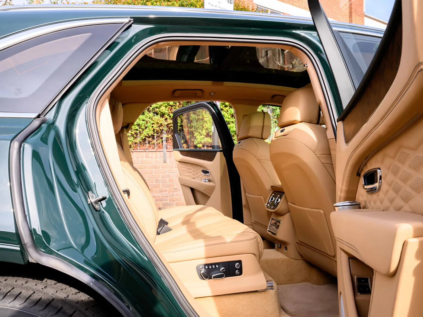 2025 Bentley Bentayga Azure angeboten von einer Vertragshändlergruppe in London, Vereinigtes Königreich, Foto 24 von 25