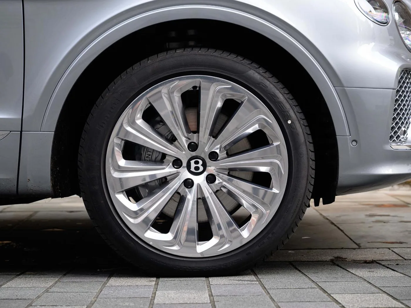 2025 Bentley Bentayga EWB Azure angeboten von einer Vertragshändlergruppe in London, Vereinigtes Königreich, Foto 6 von 25