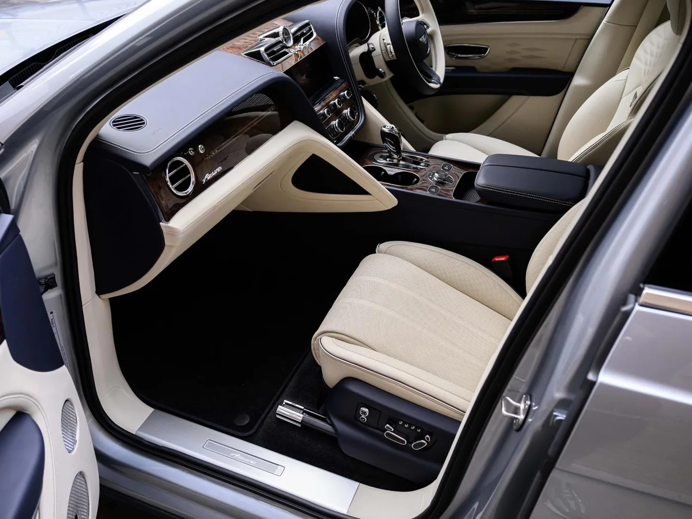 2025 Bentley Bentayga EWB Azure angeboten von einer Vertragshändlergruppe in London, Vereinigtes Königreich, Foto 8 von 25