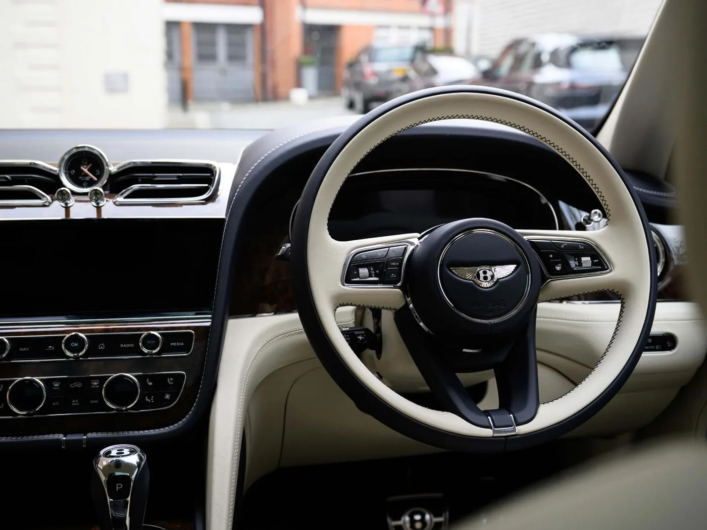2025 Bentley Bentayga EWB Azure angeboten von einer Vertragshändlergruppe in London, Vereinigtes Königreich, Foto 12 von 25